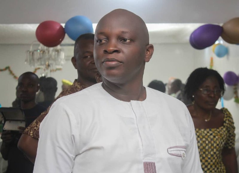 Franck Orocoti en tunique blanche traditionnelle, événement festif — Lomé, Togo